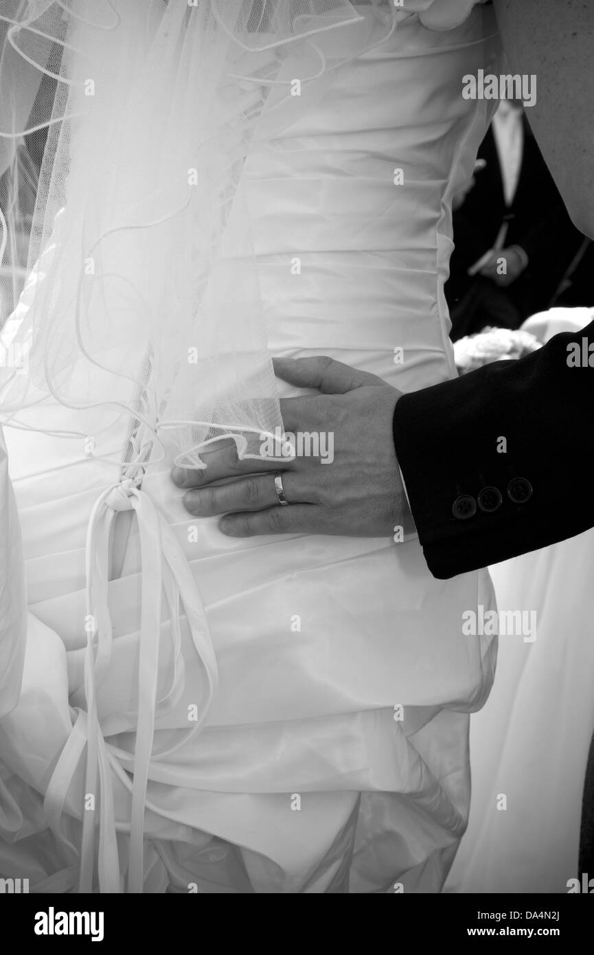 Braut und Bräutigam auf einer Hochzeit, zeigen von Zuneigung Form den Bräutigam Stockfoto
