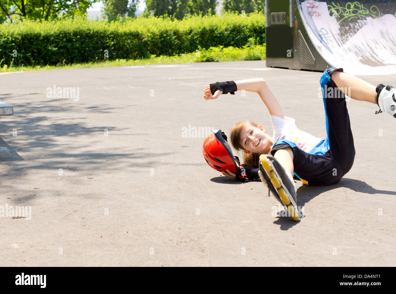 Young girl accident roller skating -Fotos und -Bildmaterial in hoher  Auflösung – Alamy