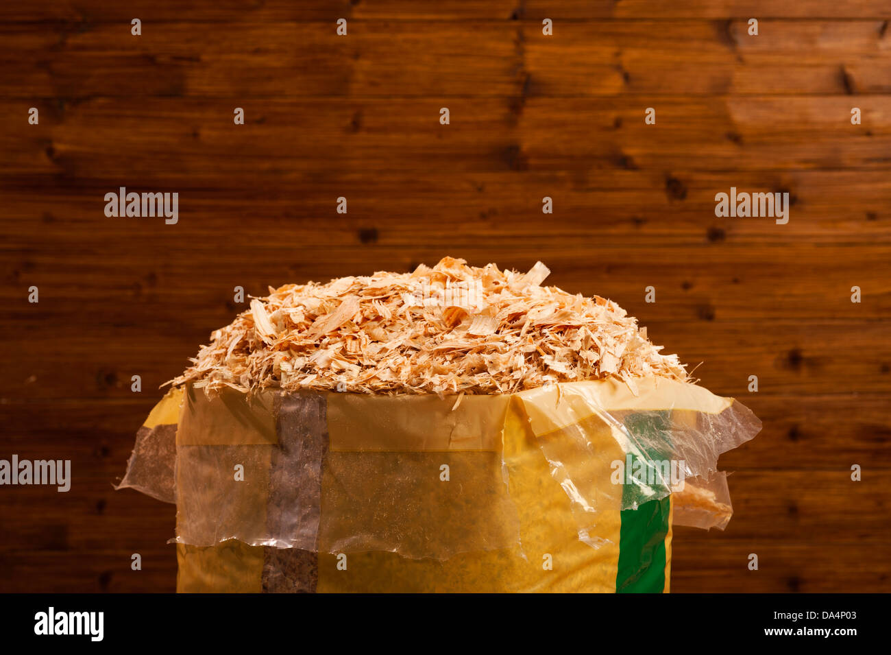 Nahaufnahme eines neuen Ballens von Holzspänen in Pferd Stall für Bettwäsche. Stockfoto