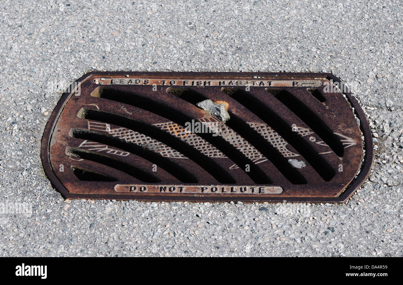 Verschmutzen Sie nicht Wasserrost auf der Straße Stockfoto Verschmutzen Sie nicht Wasserrost auf der Straße Stockfoto