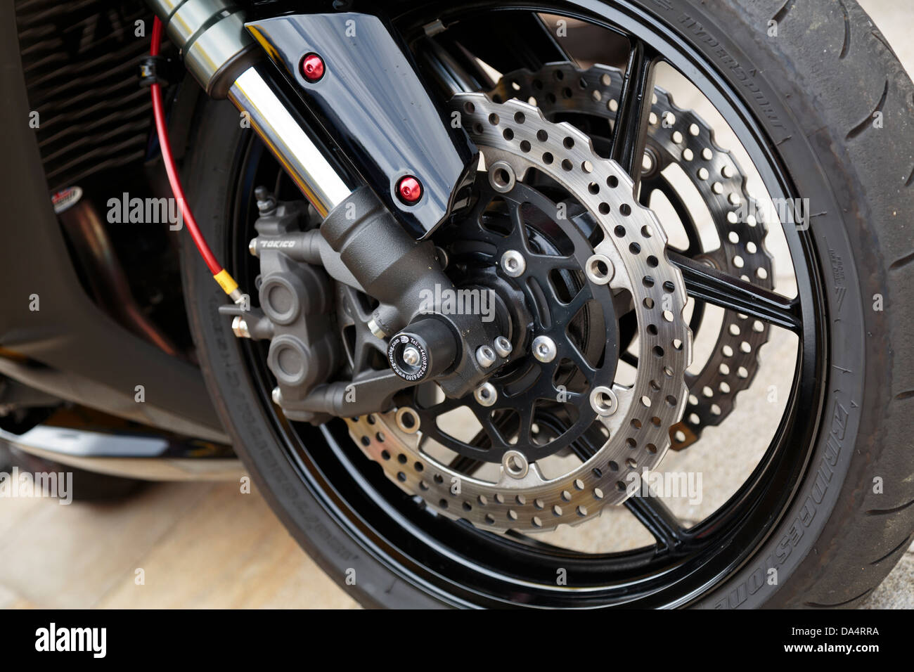 Nahaufnahme von einem Motorrad-Vorderrad mit Bridgestone Reifen  Stockfotografie - Alamy