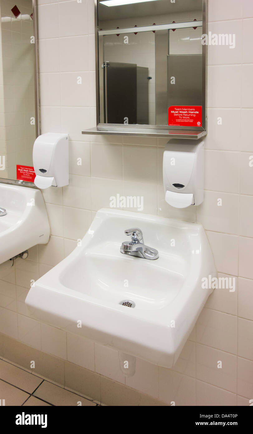 Öffentliches Bad in einem Einkaufszentrum, Toiletten, Seifenspender und Spiegel. Oklahoma City, Oklahoma, USA. Stockfoto