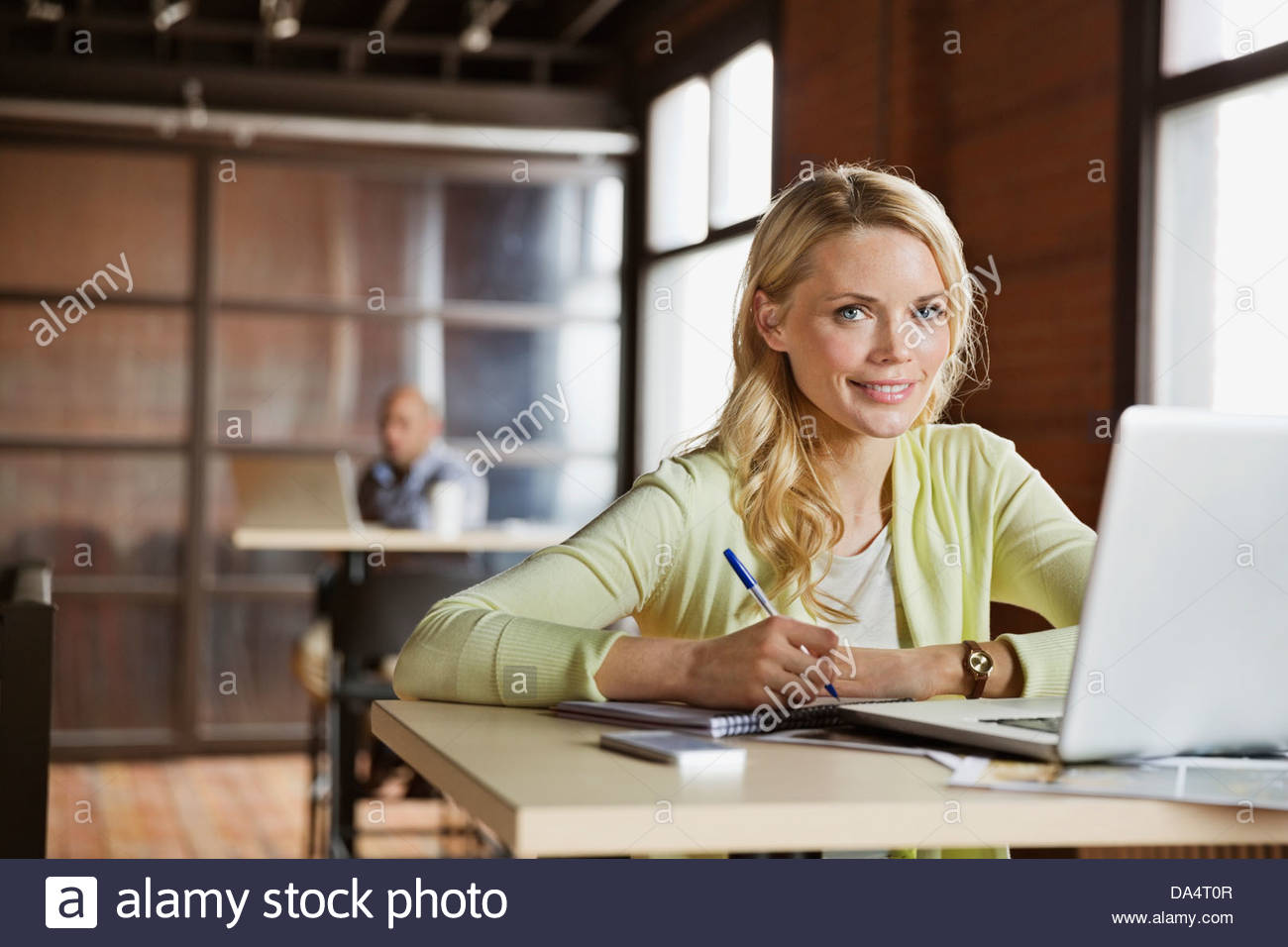 Porträt der Unternehmerin am Schreibtisch im Büro Stockfoto