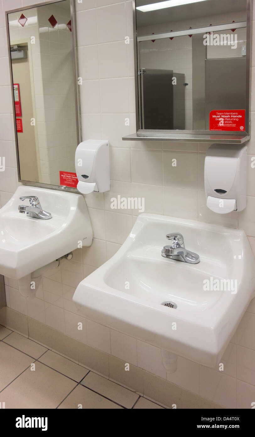 Öffentliches Bad in einem Einkaufszentrum, Toiletten, Seifenspender und Spiegel. Oklahoma City, Oklahoma, USA. Stockfoto