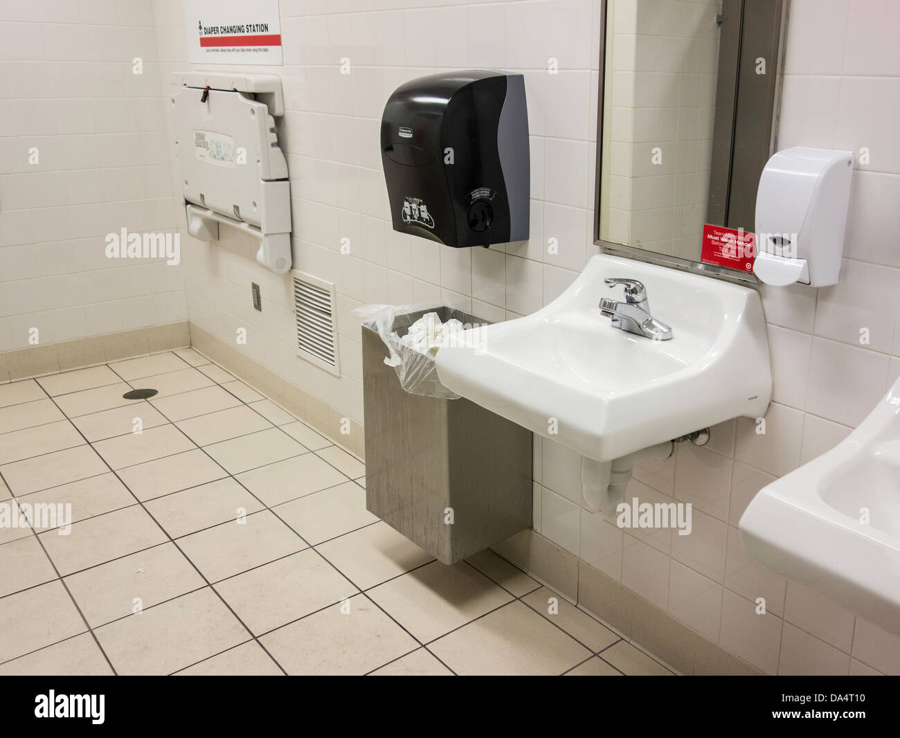 Öffentliches Bad in einem Einkaufszentrum, Toiletten, Seifenspender und Spiegel. Oklahoma City, Oklahoma, USA. Stockfoto