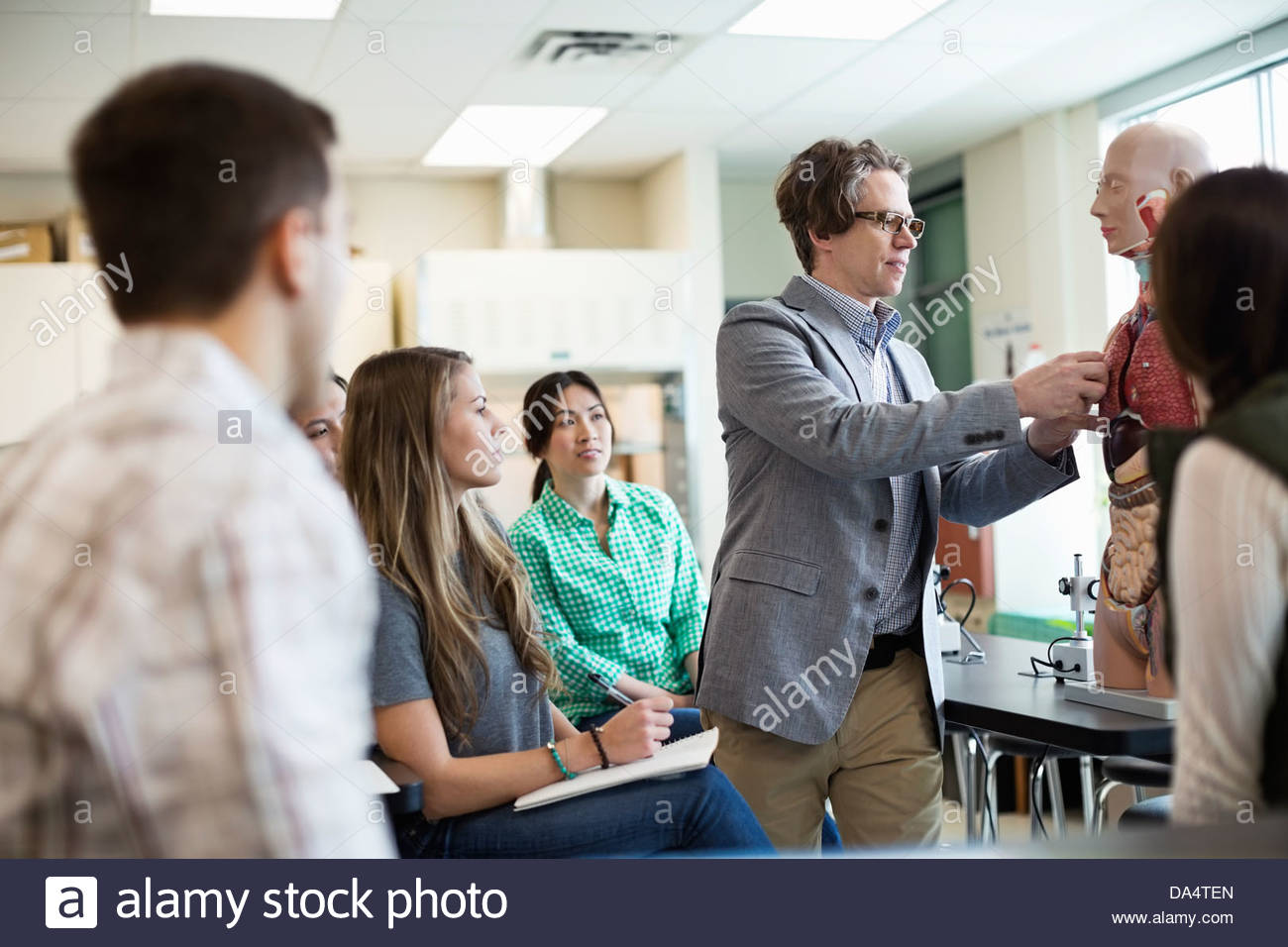 Männliche Schüler Professor Anatomie im College Science Lab ...
