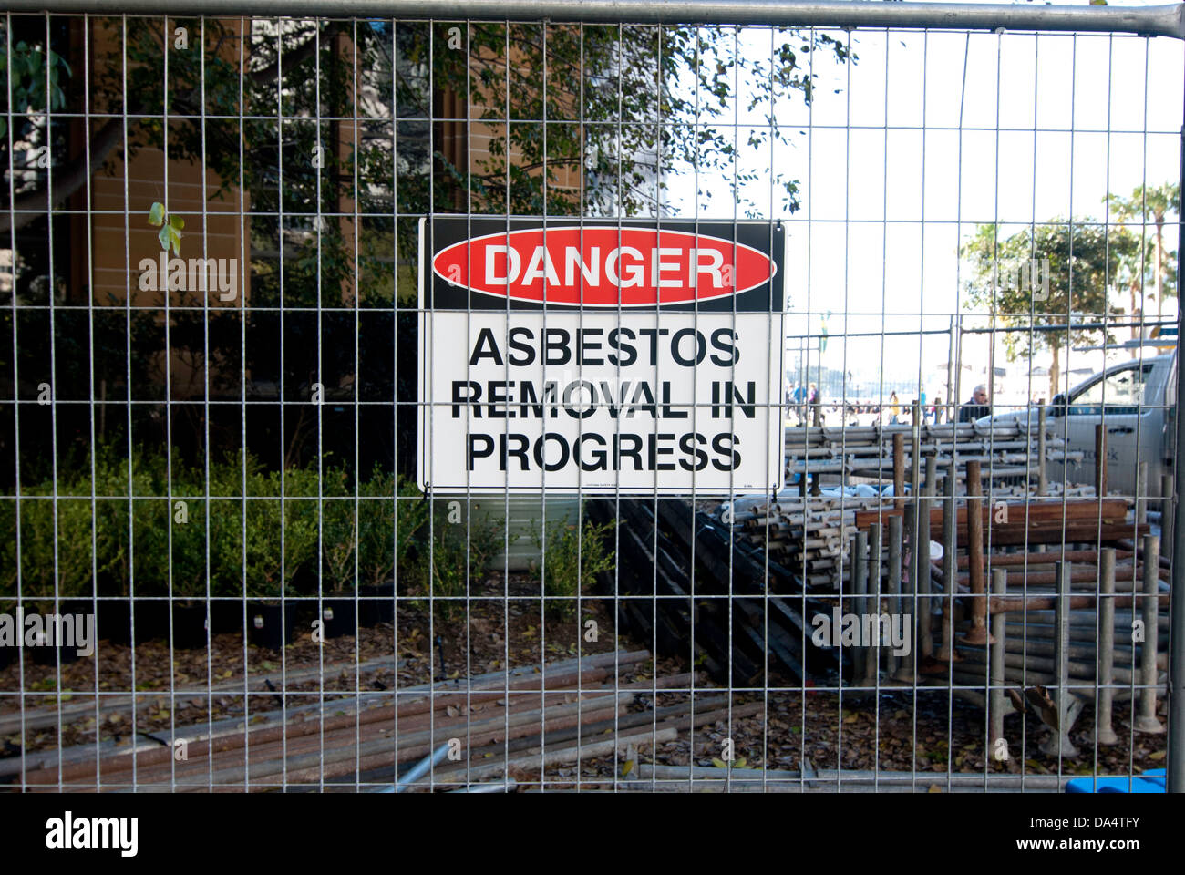 Schilder Warnung vor Gefahr durch Asbestsanierung, Circular Quay, Sydney, Australien Stockfoto