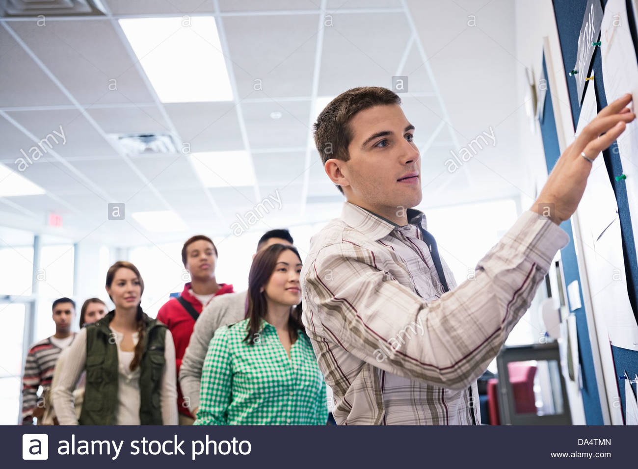 Gruppe von College-Studenten, die Grade Buchungen überprüfen Stockfoto