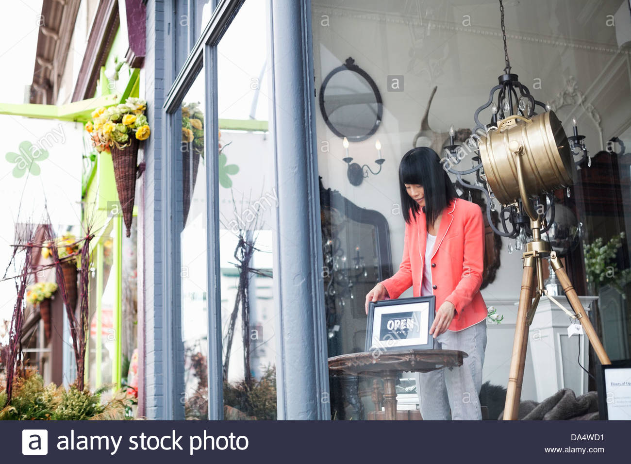 Weibliche Unternehmer Schild "geöffnet" in Möbel-Store-Fenster anzeigen Stockfoto