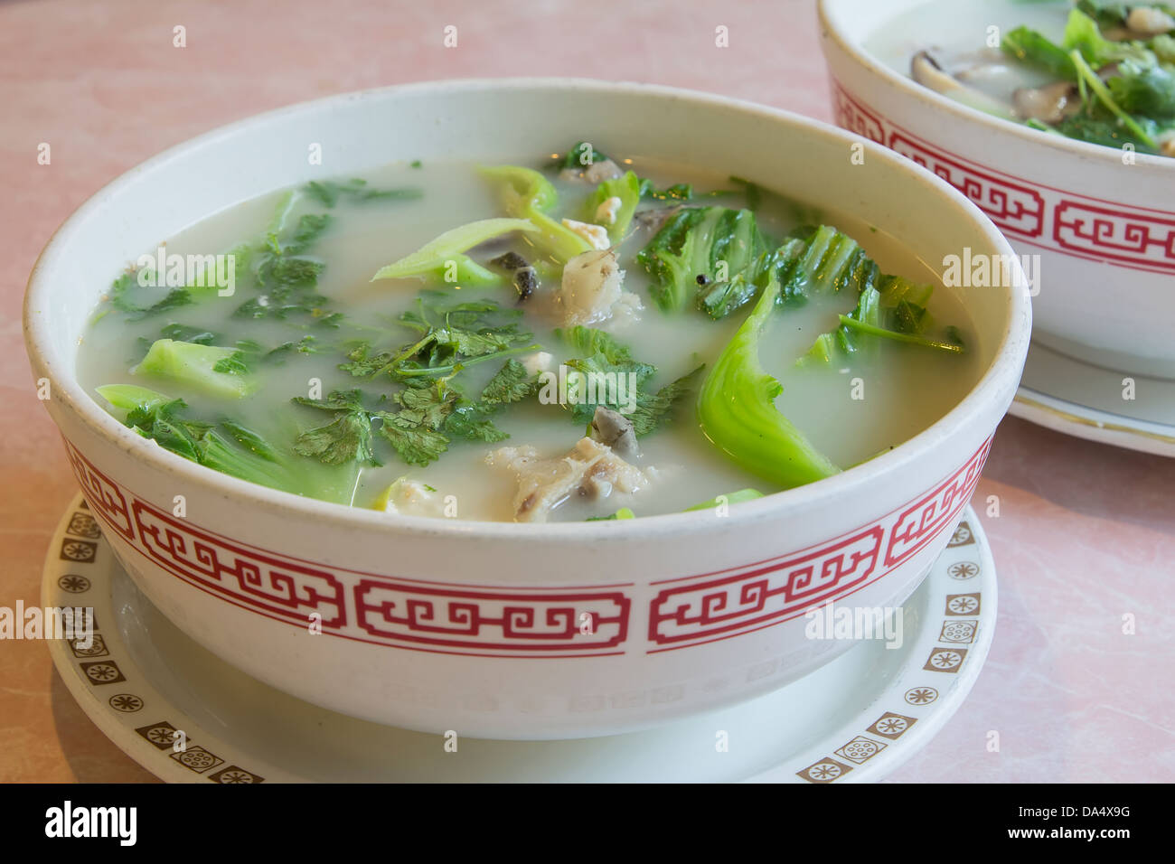 Fisch Kopf Suppe mit Tofu chinesische pflanzliche Petersilie und Koriander Stockfoto
