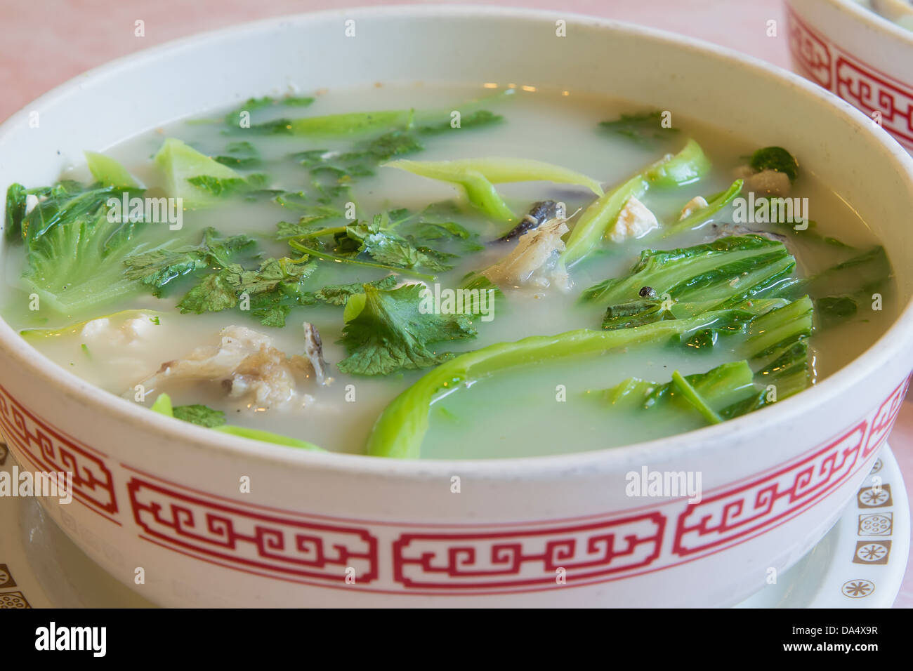 Fisch Kopf-Suppe mit Tofu chinesische pflanzliche Petersilie und Koriander Closeup Stockfoto