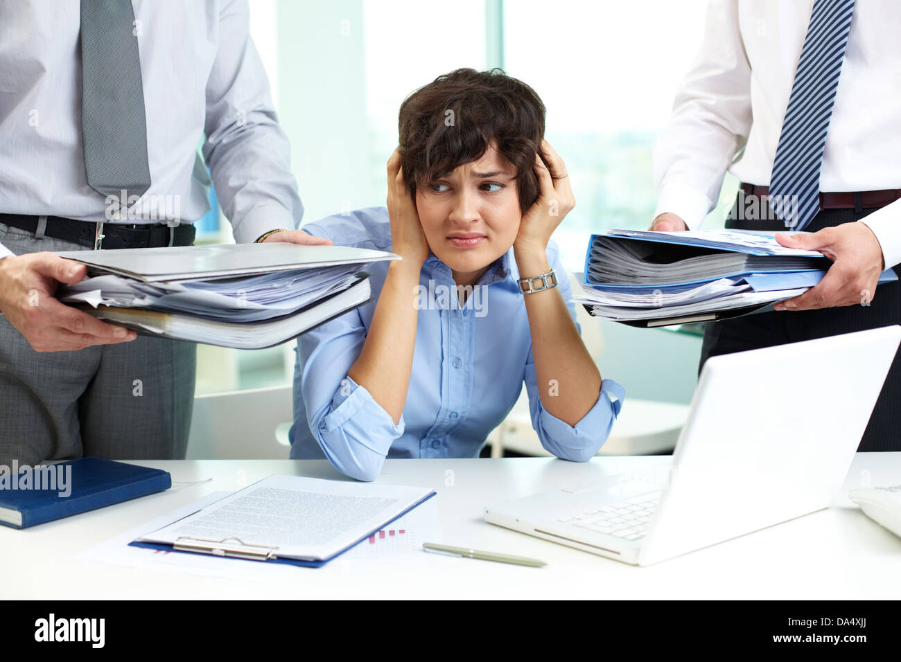 Verängstigte Sekretärin berühren den Kopf beim Betrachten der großer Haufen von Papieren Stockfoto