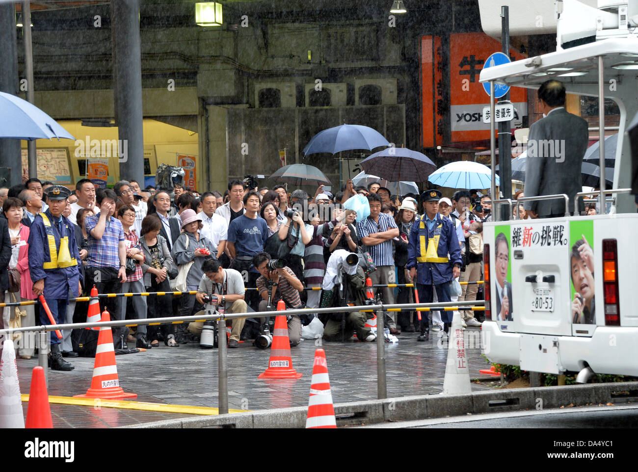 14. Juli 2013, Tokyo, Japan - hört eine Masse der Wähler Shintaro Ishihara, Co-Leiter des Japan-Restaurierung-Partei, wie er seine Premieren Auftakt Rede auf Tokios Yurakucho Station macht nach offiziellen Wahlkampf für die Triennale Oberhaus Wahl, eingestellt am 21. Juli, Donnerstag, 4. Juli 2013 begonnen. Hälfte der 242 Sitze in der Diät Haus der Räte sind alle drei Jahre unter einer Kombination von Wahlkreisen und Verhältniswahl zu gewinnen. Rund 430 Kandidaten wetteifern um die 121 Sitze auf dem Spiel.  (Foto von Natsuki Sakai/AFLO/Alamy Live-Nachrichten) Stockfoto