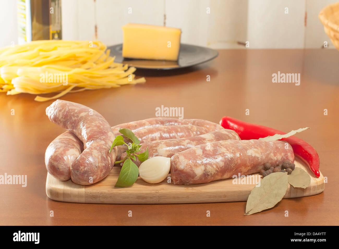 Rohwurst in einer Schale auf einem Cutting Board closeup Stockfoto
