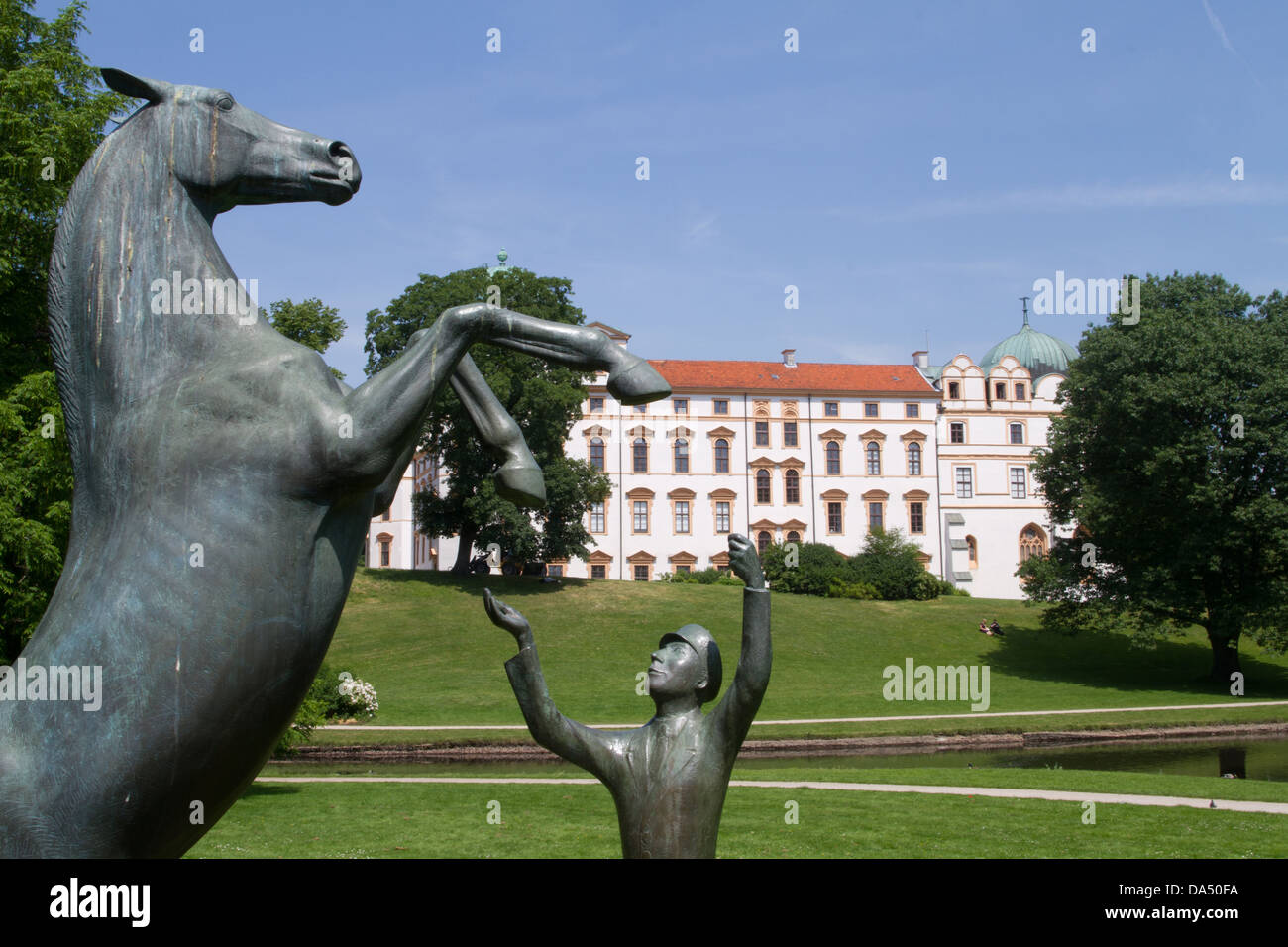 Ein Mann kämpft ein erschreckt Pferd in einem Denkmal in den Gärten der Park von Arnheim beherrschen Stockfoto
