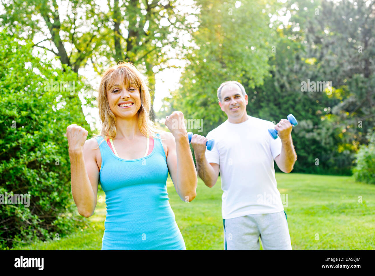 Frauen Fitness-Instruktor Training mit Mann mittleren Alters im grünen park Stockfoto