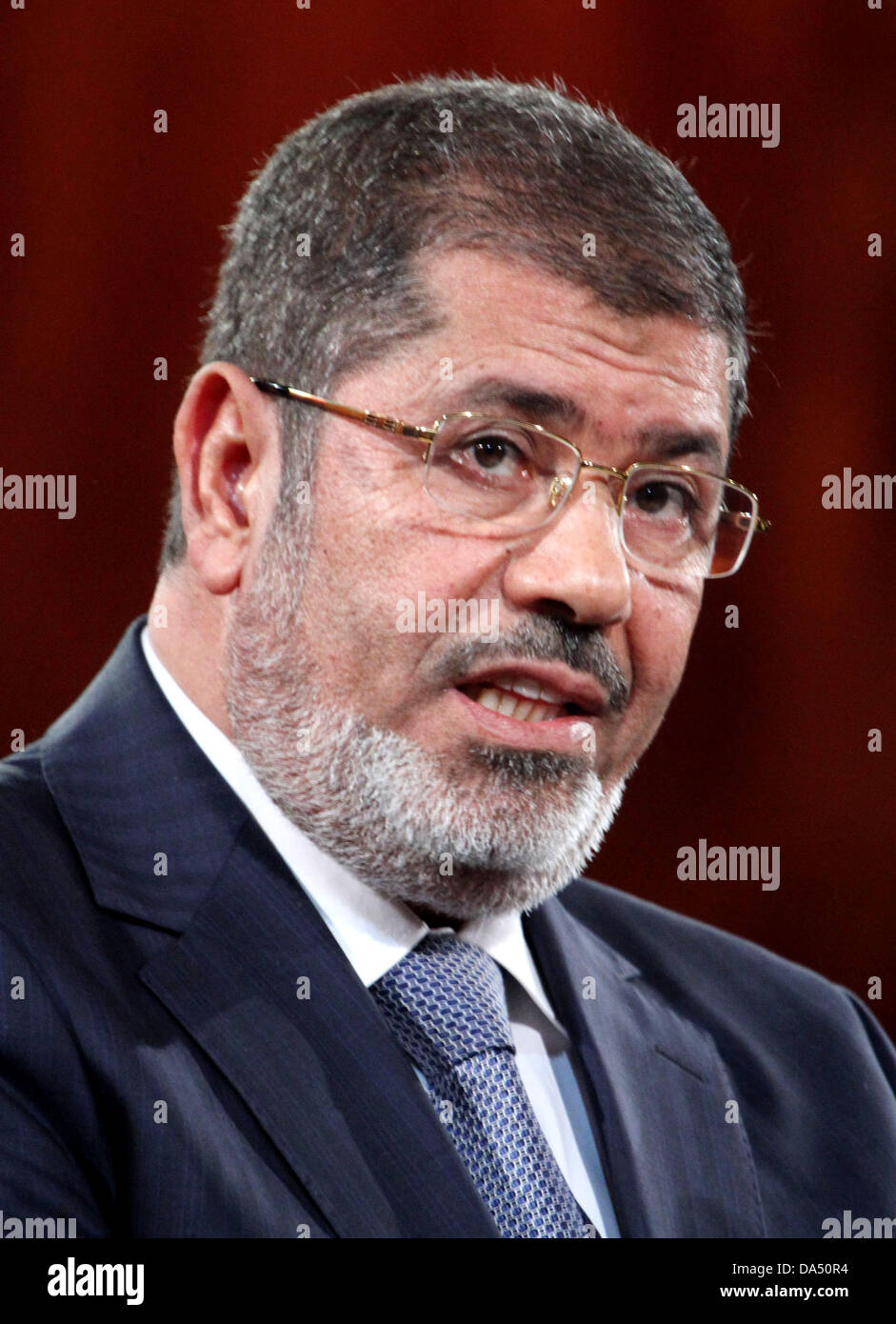 Datei-PICS: 3. Juli 2013. MOHAMMED MORSI, der erste Zivilist und islamistische Präsident von Ägypten festgehalten wurde und wird unter "Hausarrest" durch das Militär. Obersten Richter A. Mansour ist als Interims-Präsident heute vereidigt werden nach Millionen Mursi protestiert. 32 wurden während der Proteste in Kairo getötet. Bild: 25. September 2012 - New York, New York, USA - der ägyptische Präsident Mohamed Morsi besucht die Clinton Global Initiative 2012 treffen im Sheraton New York Hotel. (Bild Kredit: Nancy Kaszerman/ZUMAPRESS.com ©) Stockfoto