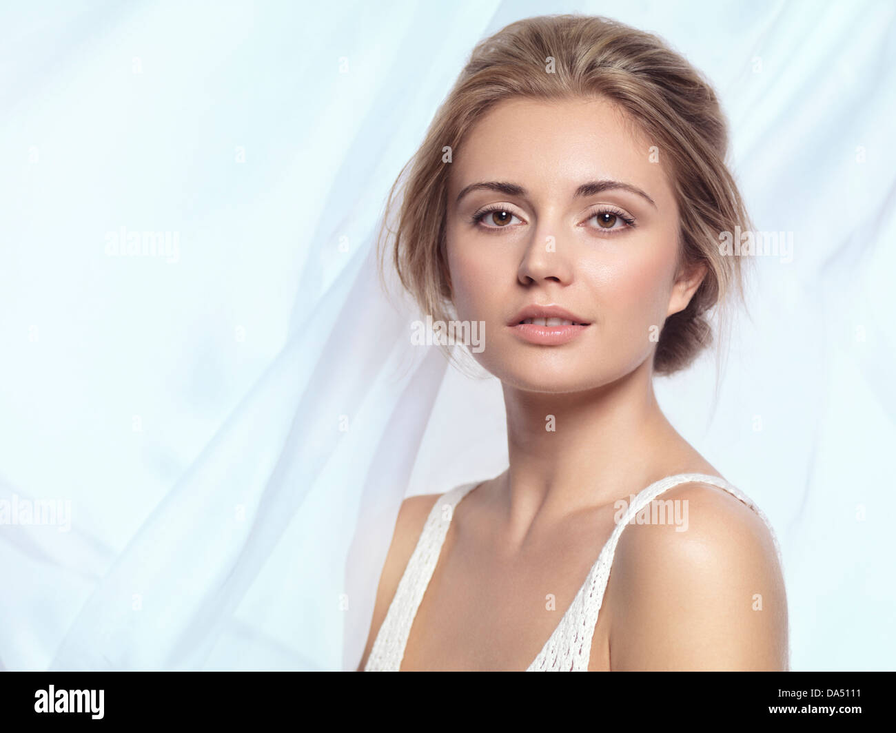 Führerschein und Drucke bei MaximImages.com - Schönheitsporträt einer jungen Frau mit entspanntem Gesicht, natürlichem, sauberem Make-up und zeitgenössischem Haarschnitt über Weiß Stockfoto