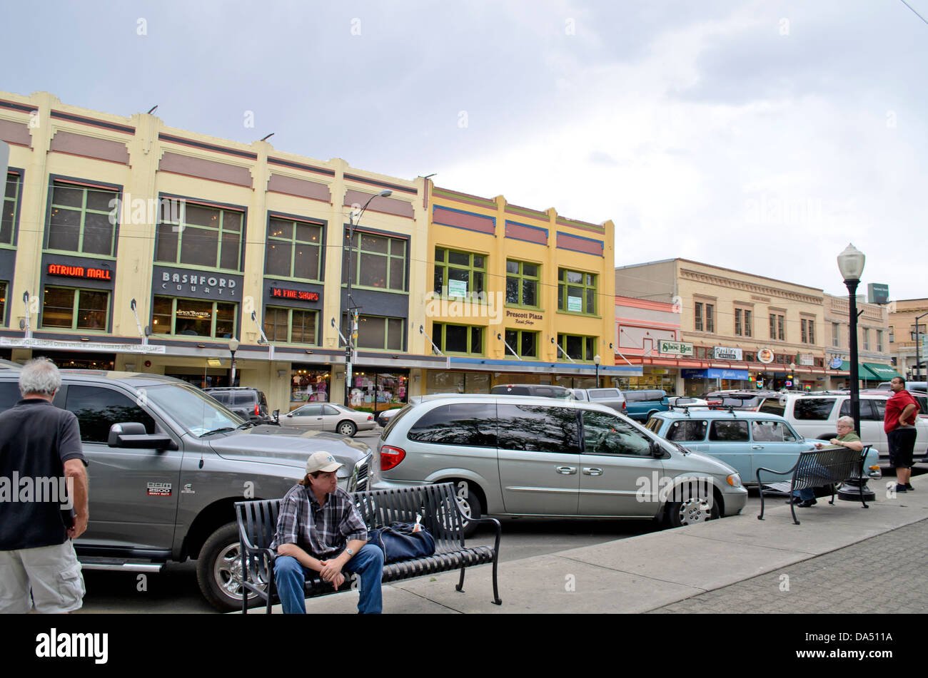 Innenstadt von Gebäuden, Autos und Fußgänger in Prescott, Arizona, USA. Mehrere Geschäfte und Restaurants säumen die Hauptstraße. Stockfoto