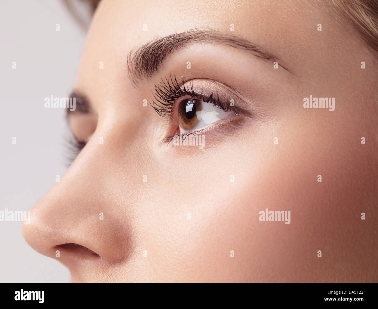 Führerschein und Fingerabdrücke bei MaximImages.com - Nahaufnahme eines jungen weiblichen Auges mit langen Wimpern Stockfoto