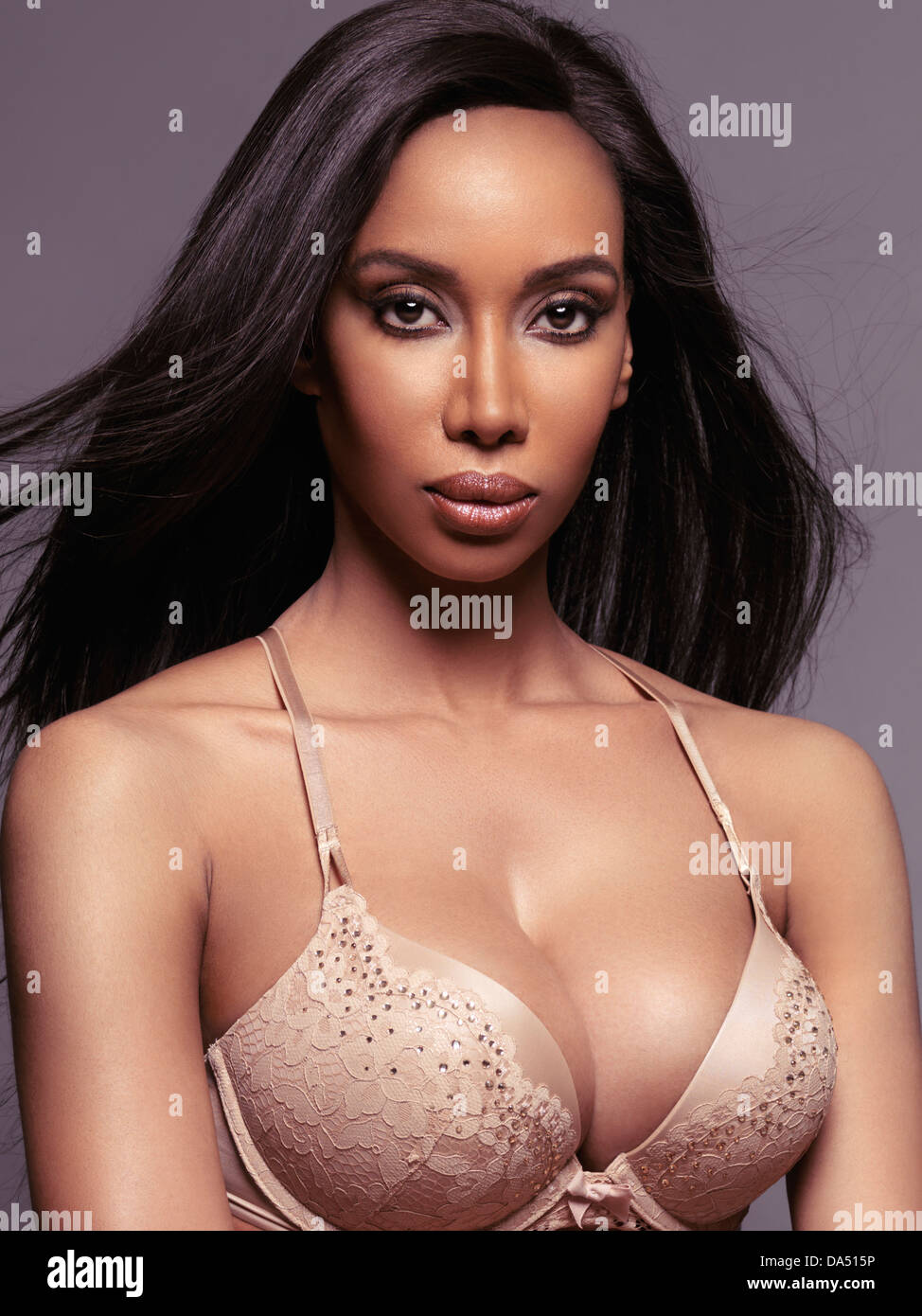 Führerschein und Fingerabdrücke auf MaximImages.com - Schönheitsporträt einer glamourösen schwarzen Frau mit langen, geraden Haaren und Dessous Stockfoto