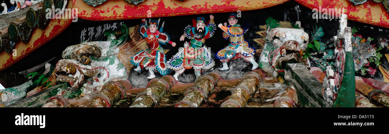 Mythologische Figuren auf Dach chinesische Pagode, Riverside in Kuching, Sarawak, Malaysia, Panorama Panorama Stockfoto