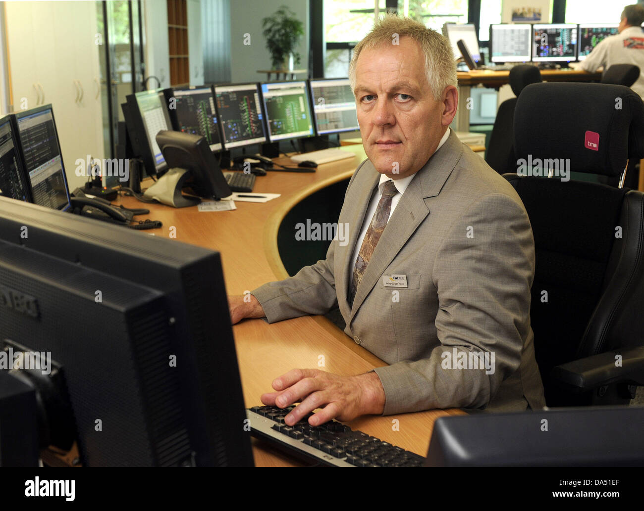 Heinz Jurgen Hoevel Gruppenleiter Fur Strom Netze Des Energieversorgers Ewe Ist An Der Basis Der Ewe Netz In Oldenburg Deutschland 3 Juli 13 Abgebildet Der Offshore Windpark Alpha Ventus In Der Nordsee Wird Von