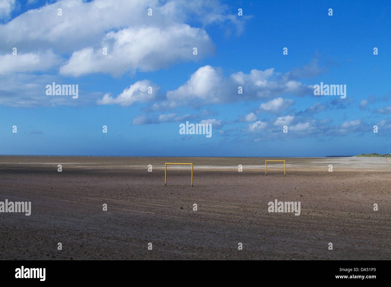 Zwei orange Fußball Torpfosten stehen allein auf eine große offene weite des Strandes Erstellen eines Bildes mit einer surrealen Qualität Stockfoto