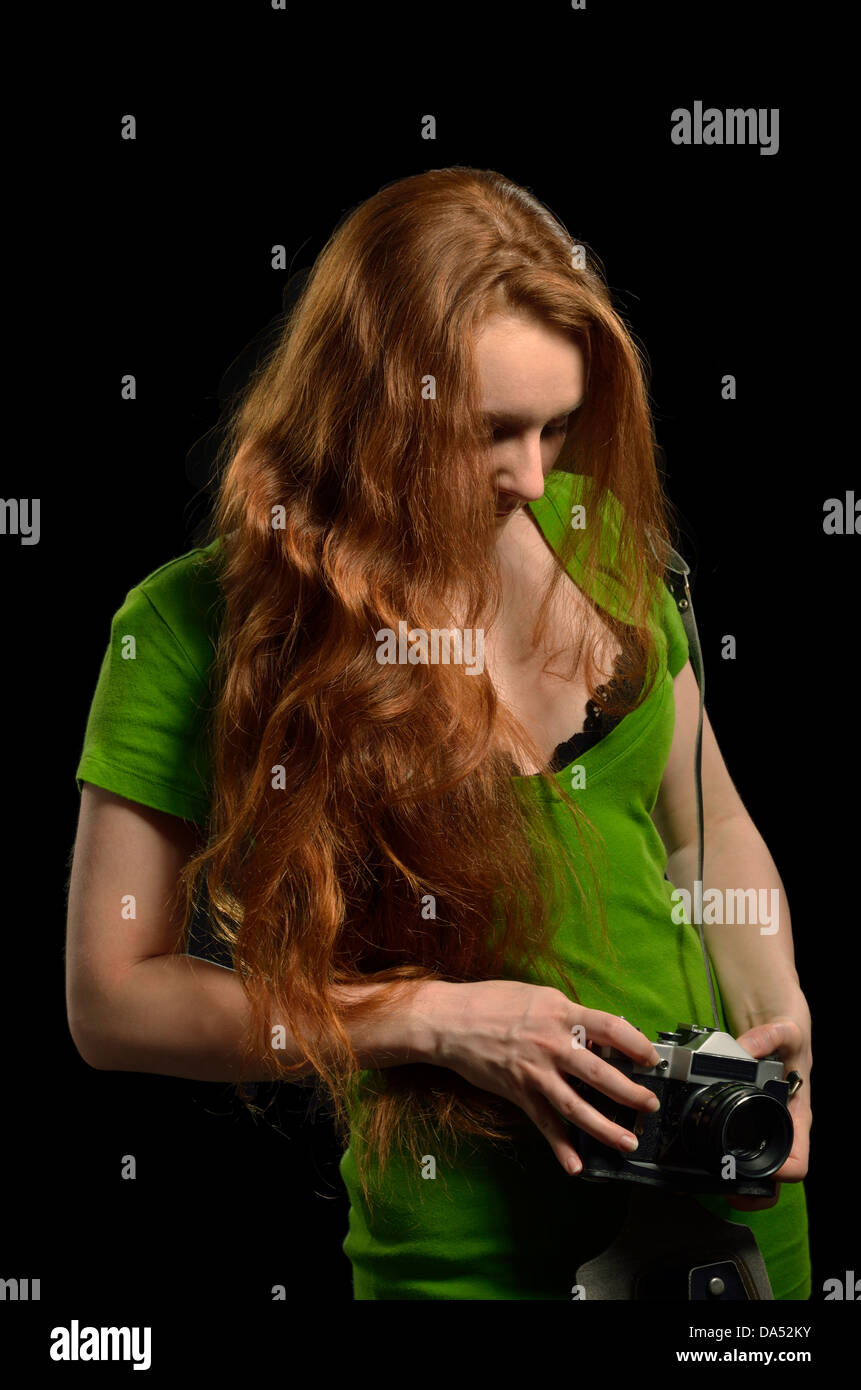 Hübsche Frau mit einem Vintage-Kamera Stockfoto