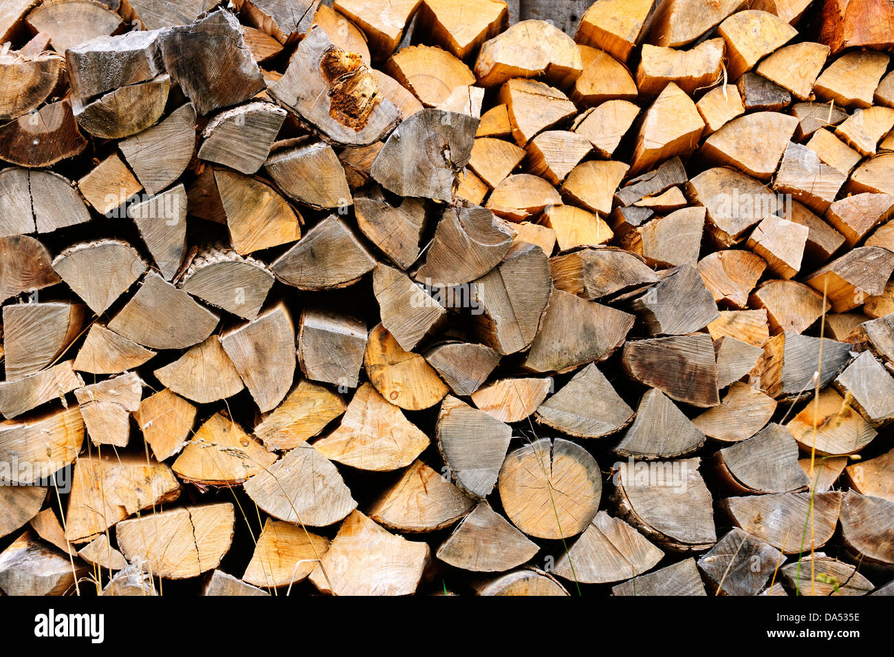 Hintergrund der Protokolle der gehackten und gespalten Brennholz gestapelt Stockfoto