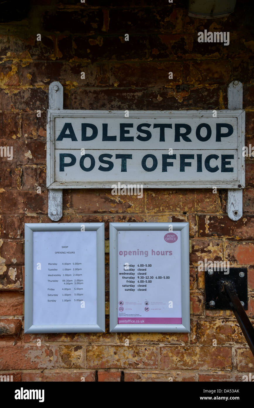 Schwarzes Brett zeigt die Öffnungszeiten der Post in Gloucestershire Dorf von Adlestrop in der Nähe von Stow auf der würde Stockfoto