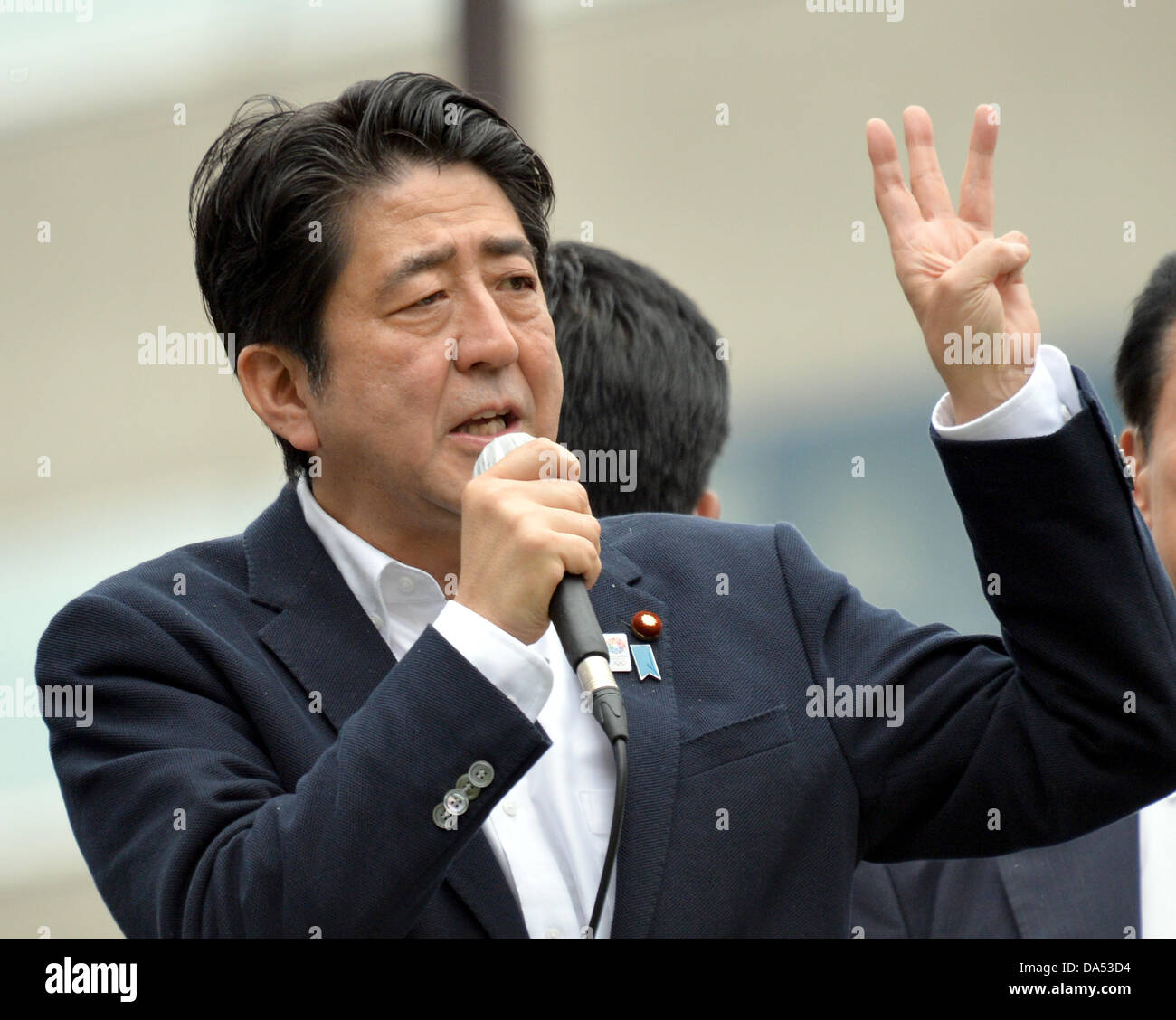 Tokio, Japan. 4. Juli 2013. Japans Ministerpräsident Shinzo Abe befasst sich eine Straße Rallye von oben auf das Fahrzeug auf seine dröhnender Tour für einen lokalen Kandidaten auf Tokios Ikebukuro Bereich auf Donnerstag, 4. Juli 2013, als Wahlkampf für die 21 Juli Oberhaus Wahl offiziell startet.   Angefochten sind eine halbe 242seats in weniger leistungsfähigen Oberhaus des Parlaments, die über Erfolg oder Misserfolg der Abe-Verwaltung und Abenomics, seinen wirtschaftlichen Aufschwung Plan könnte.  (Foto von Natsuki Sakai/AFLO) Bildnachweis: Aflo Co. Ltd./Alamy Live-Nachrichten Stockfoto