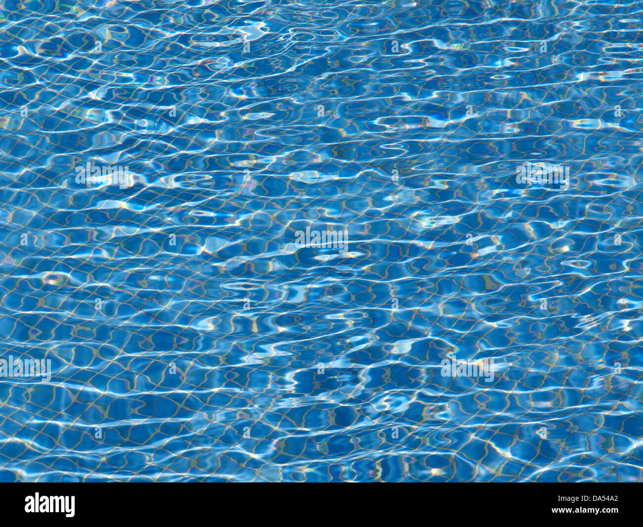 Schwimmbad-Wasser plätschert Muster fotografiert in der Region Algarve, Portugal Stockfoto