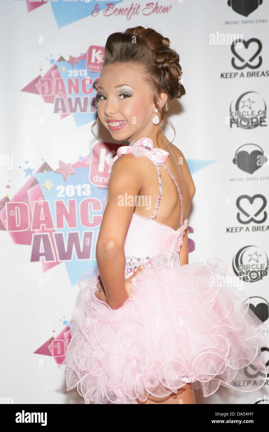 Las Vegas, NV. 3. Juli 2013. Sophia Lucia im Ankunftsbereich für KARtv Dance Awards, MGM Grand Las Vegas Conference Center, Las Vegas, NV 3. Juli 2013. Bildnachweis: James Atoa/Everett Collection/Alamy Live-Nachrichten Stockfoto