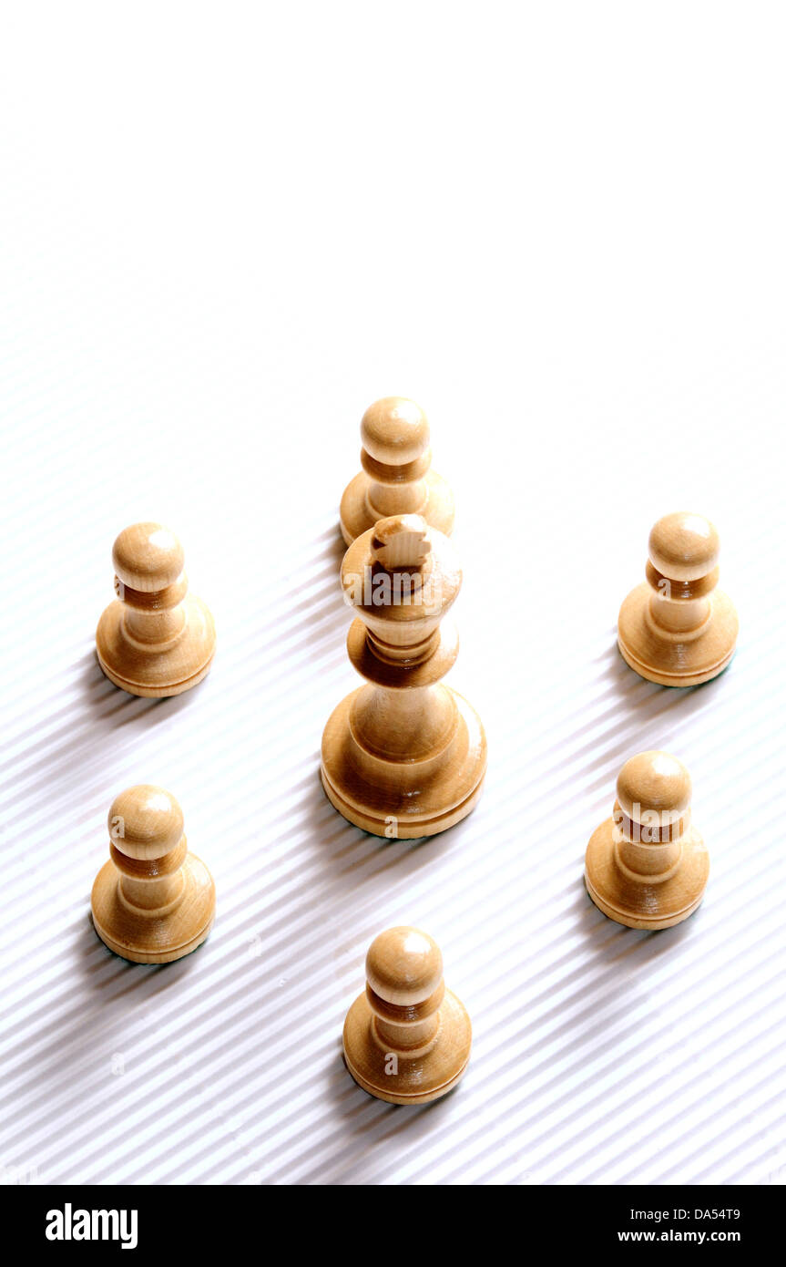 Schach-Bauern um den König als Konzept für die Teamarbeit Stockfoto
