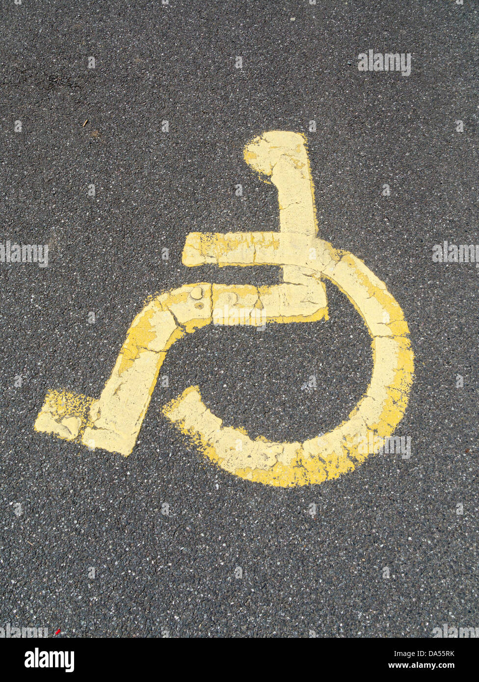 Britische gelbes Behinderte Schild Parkplatz in der Nähe. Stockfoto