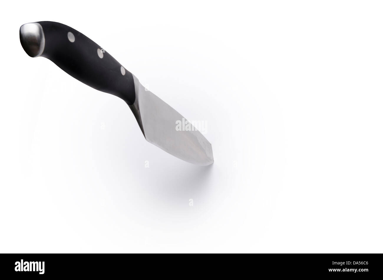 Küchenmesser stecken in den weißen Hintergrund Stockfoto