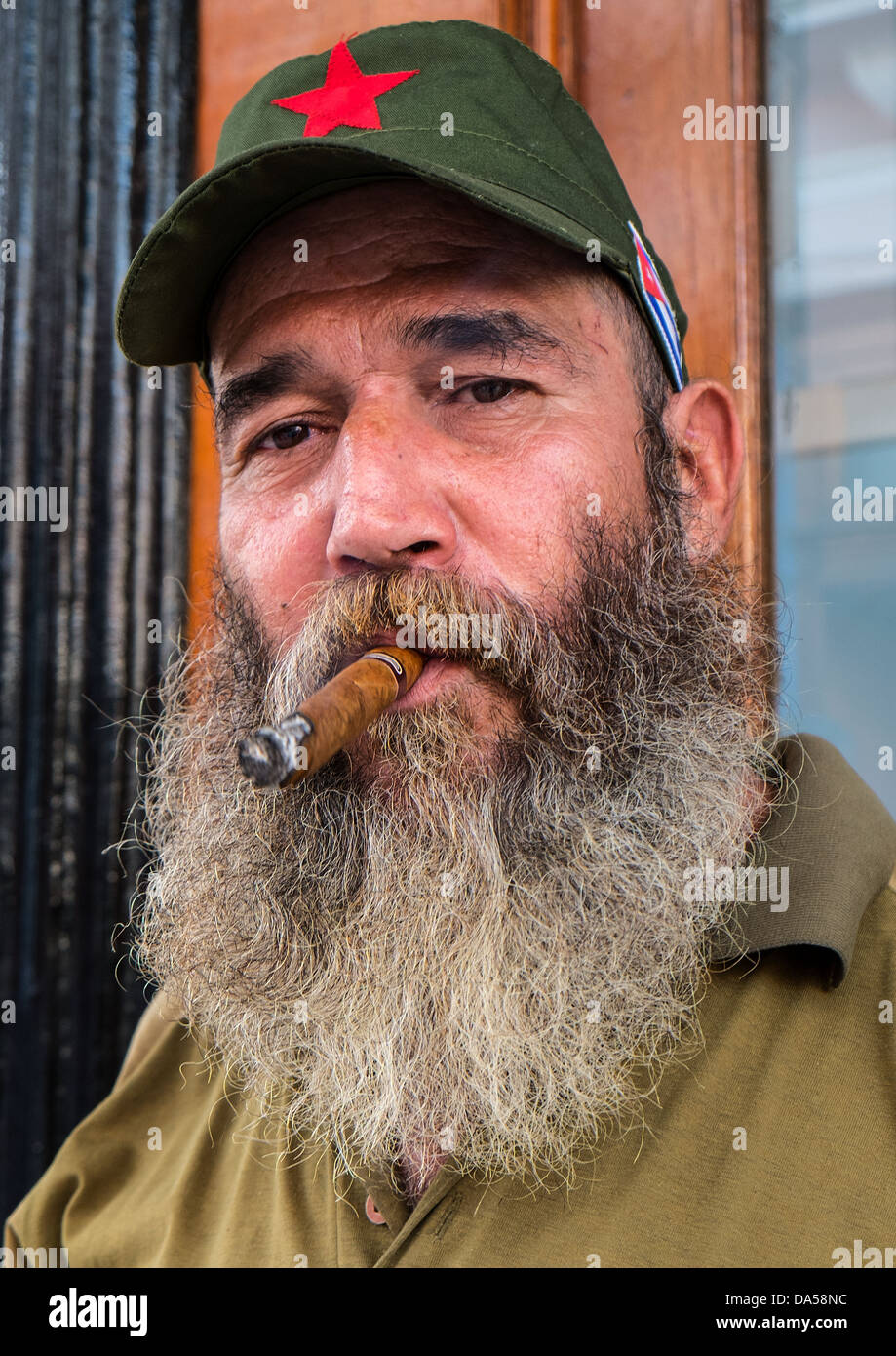 Kubanische Zigarre Raucher gekleidet als Che Guevara Stockfoto