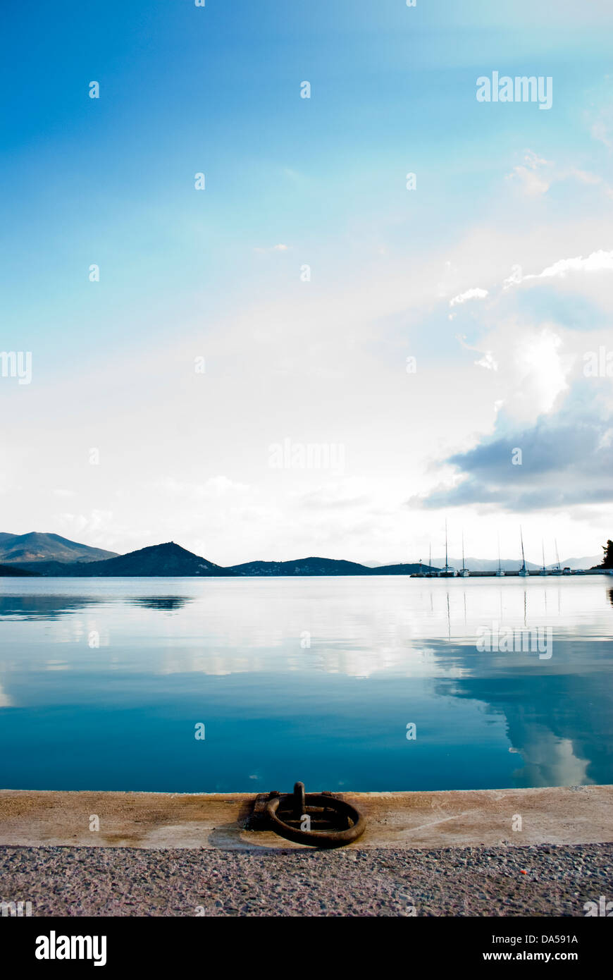 Schöne bunte Landschaft Meer Berge und blauer Himmel im Hafen oder Hafen als Urlaub Konzept oder Postkarte Stockfoto