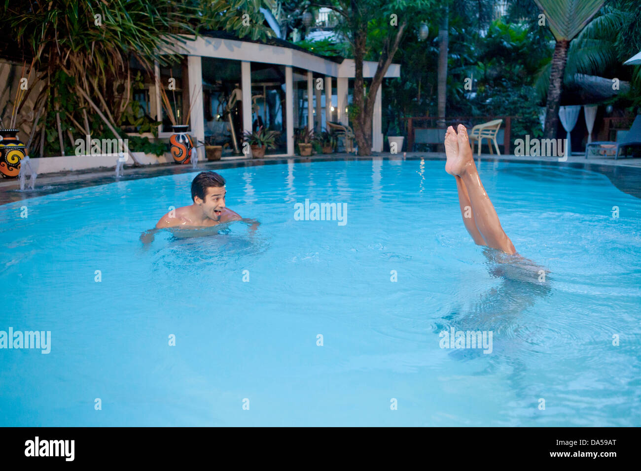 Ein junges Paar Schwimmen. Stockfoto