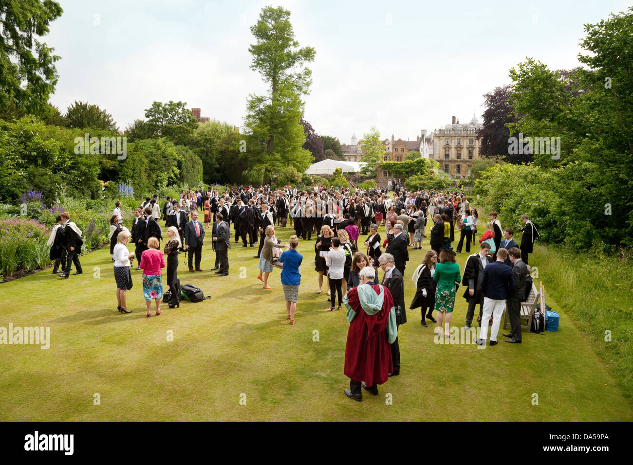 Cambridge University, Absolventinnen und Absolventen am Abschlusstag mit ihren Familien, Clare College, Cambridge UK Stockfoto