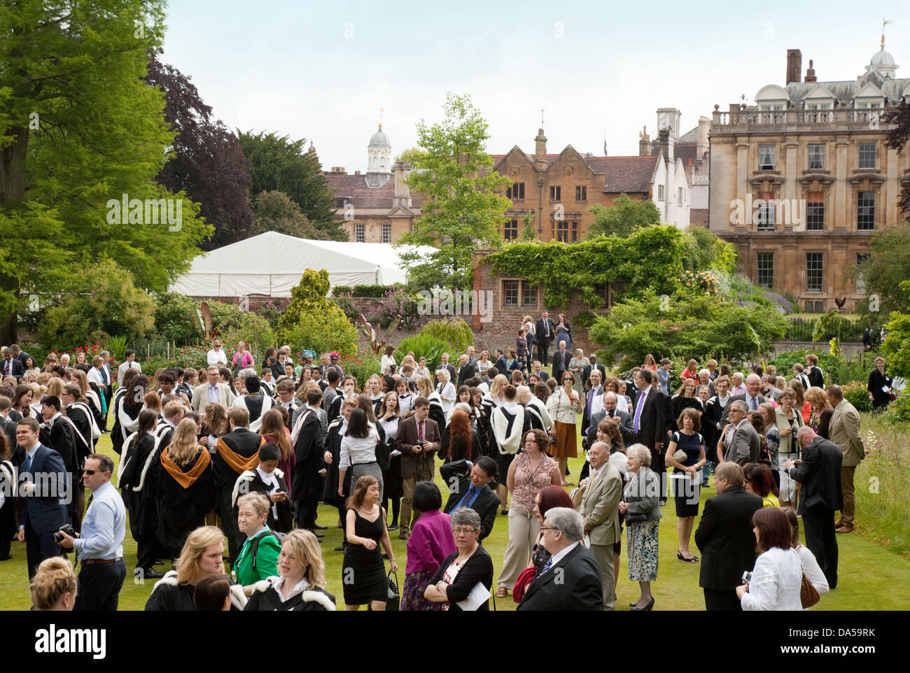 Cambridge University, Absolventinnen und Absolventen am Abschlusstag mit ihren Familien, Clare College, Cambridge UK Stockfoto