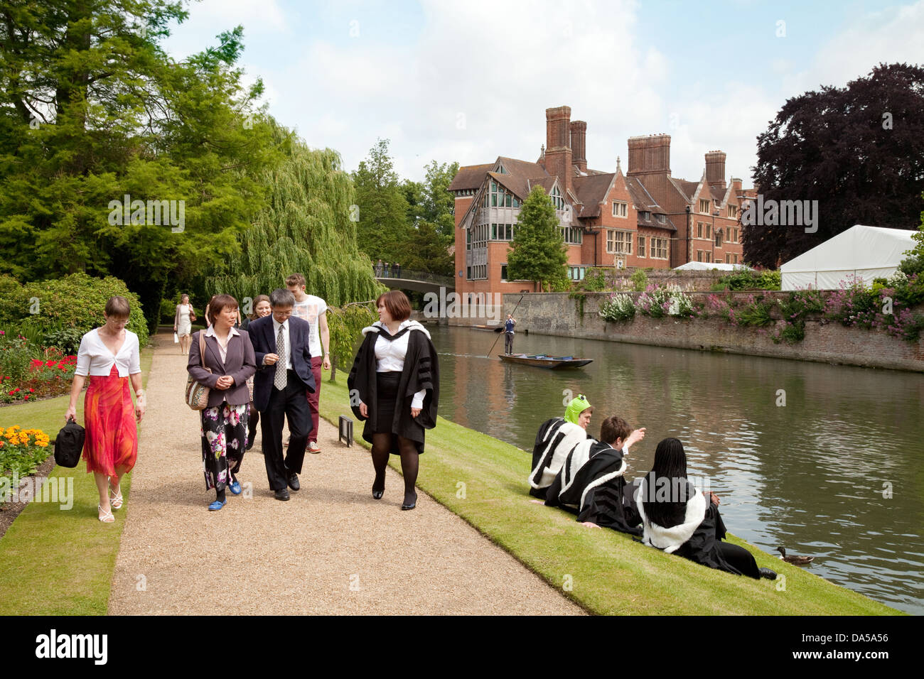 Absolventen mit ihren Familien zu Fuß am Ufer des Flusses Cam, Graduation Day, Universität Cambridge, England UK Stockfoto