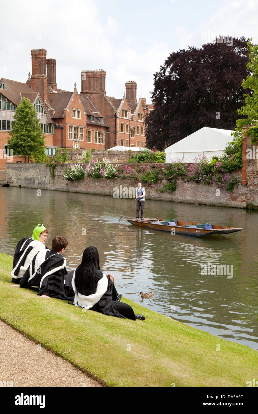 Abschlusstag, Clare College Cambridge University Studenten und Bootfahren auf dem Fluss Cam, England UK Stockfoto