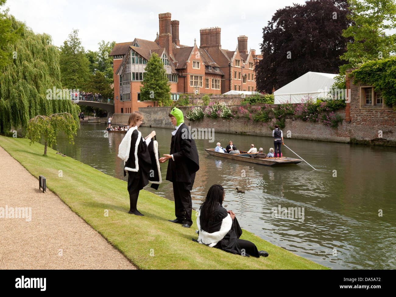 Absolventinnen und Absolventen an den Ufern des Flusses Cam auf Graduation Day, Universität Cambridge, England UK Stockfoto