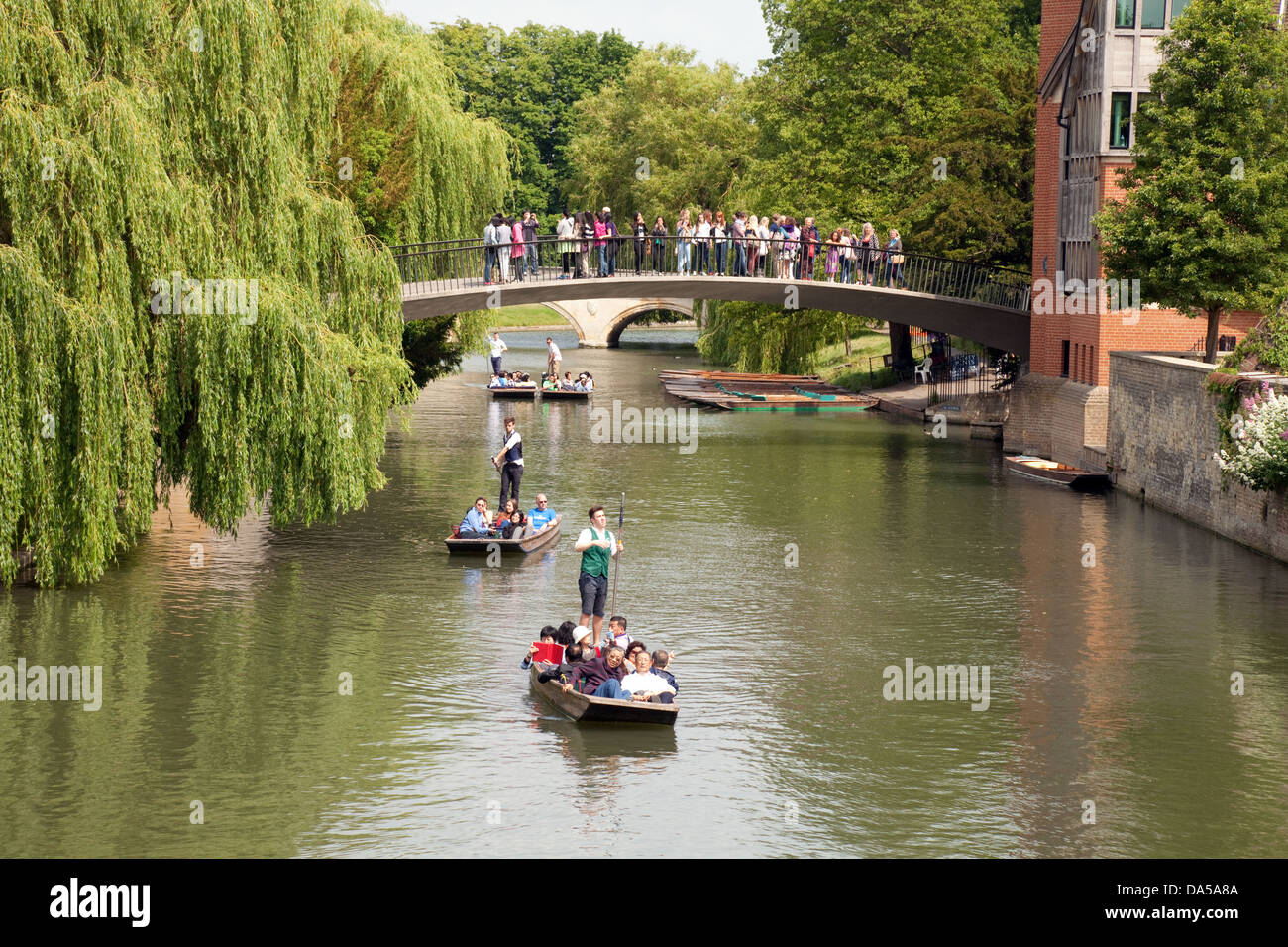 Punting, Cambridge UK - Menschen und Booten auf dem Fluss Cam im Sommer gesehen von Clare Bridge, Cambridge England UK Stockfoto