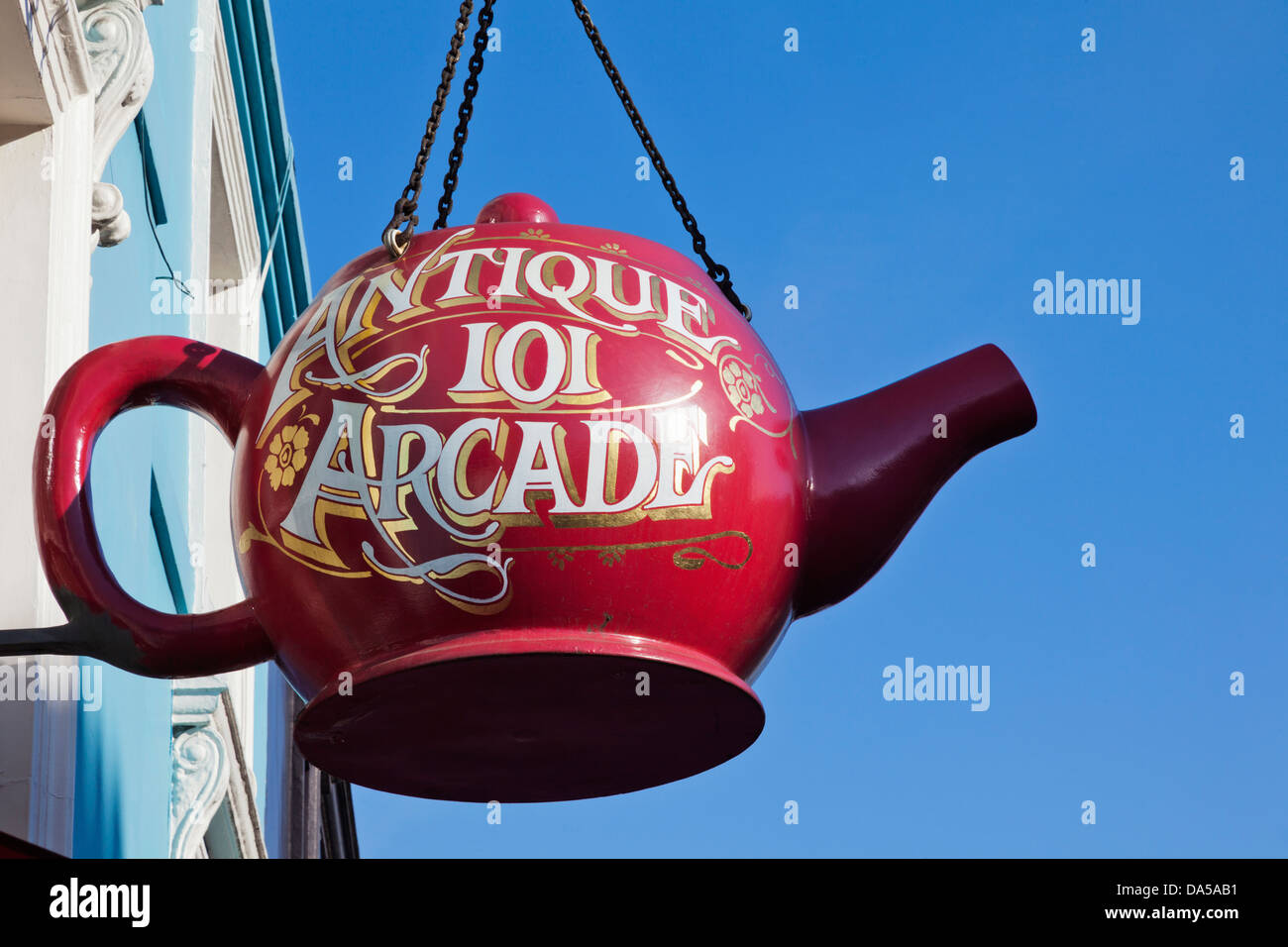 England, London, Nottinghill, Portobello Road, riesige Teekanne antike Arcade Werbung Stockfoto