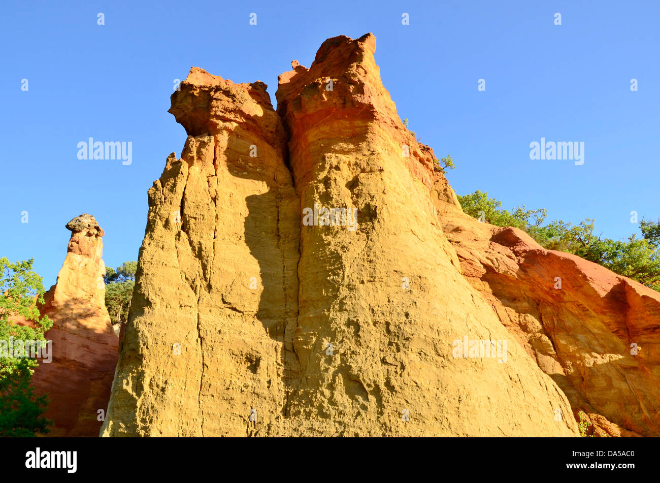 Das Colorado Provençal liegt im Süden Frankreichs, in der Nähe des wunderschönen Canyonflusses der Gorges du Verdon und ist ein muss auf der Luberon-Route Stockfoto