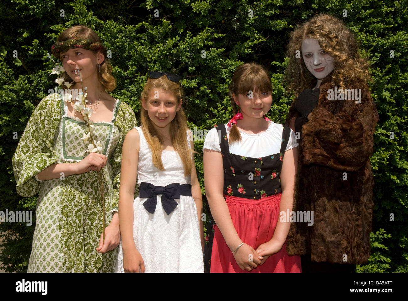 Gruppe von vier jungen weiblichen Finalisten (im Alter zwischen 12-15 Jahren) in Tracht in einem lokalen Gesangswettbewerb Stockfoto