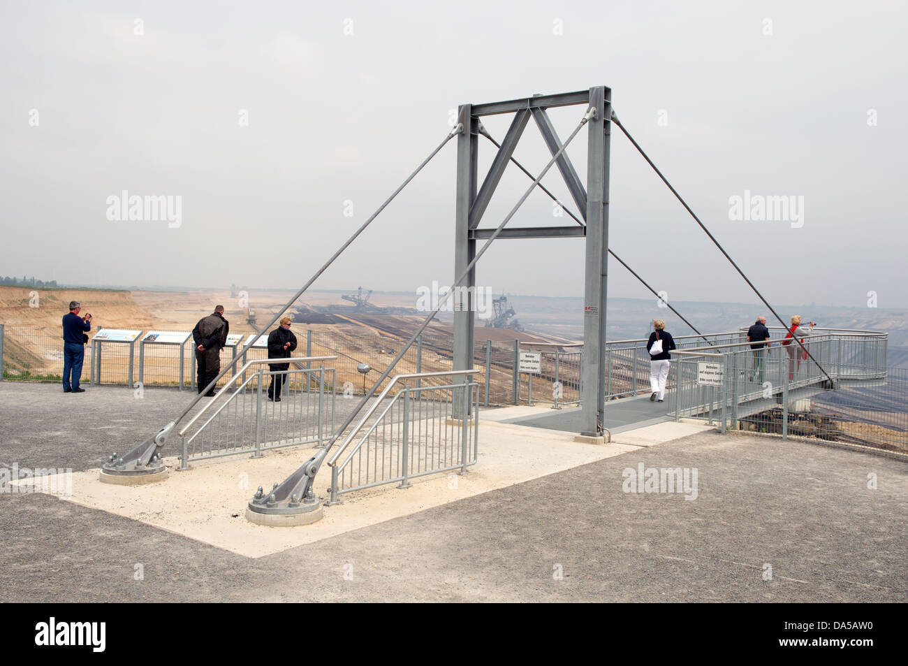 Eine erhöhte "Skywalk" überhängenden der Tagebau (surface mine) Garzweiler, Deutschland. Stockfoto